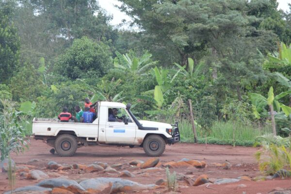 Ingenieure von "Ugandan Water Project" untersuchen das Gelände auf Tauglichkeit für einen Brunnen